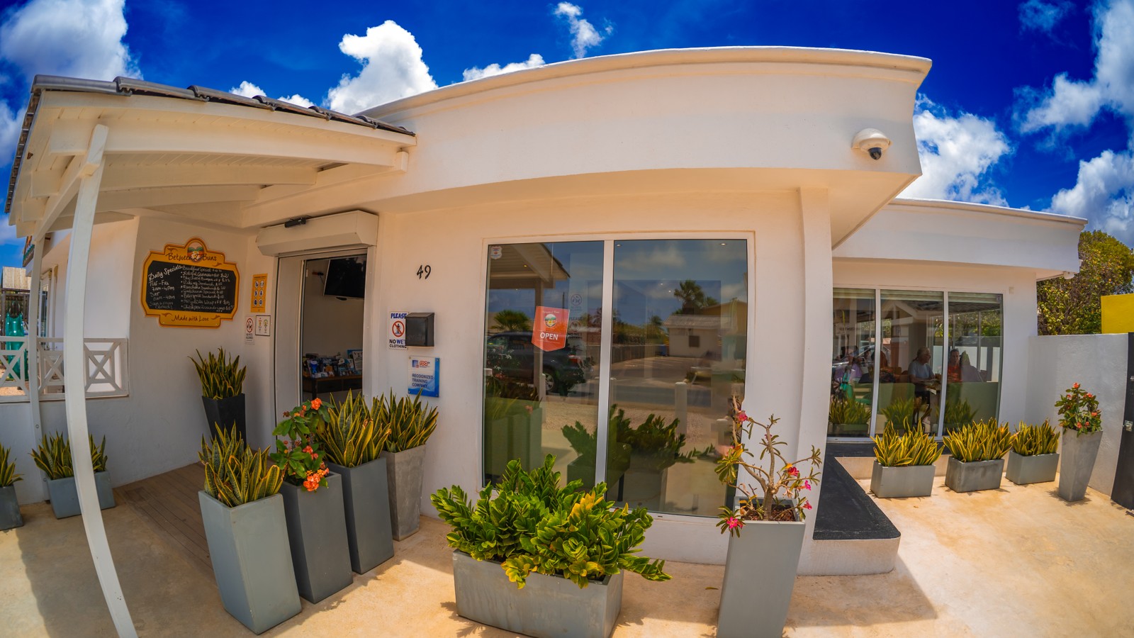 Between 2 Buns - Image 1