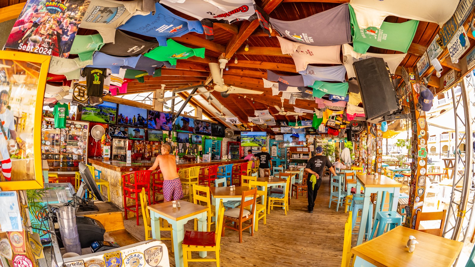 Carlitos Sports Beach Bar - Image 1