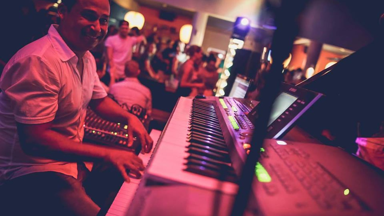 LIVE - Gino & Friends - Image 1