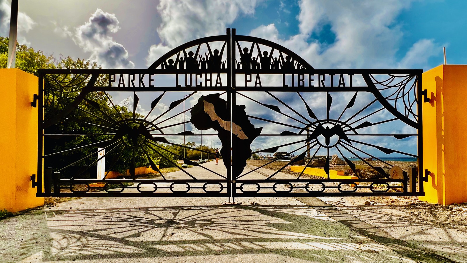 Gate to Parke Lucha Pa Libertat - Image 1