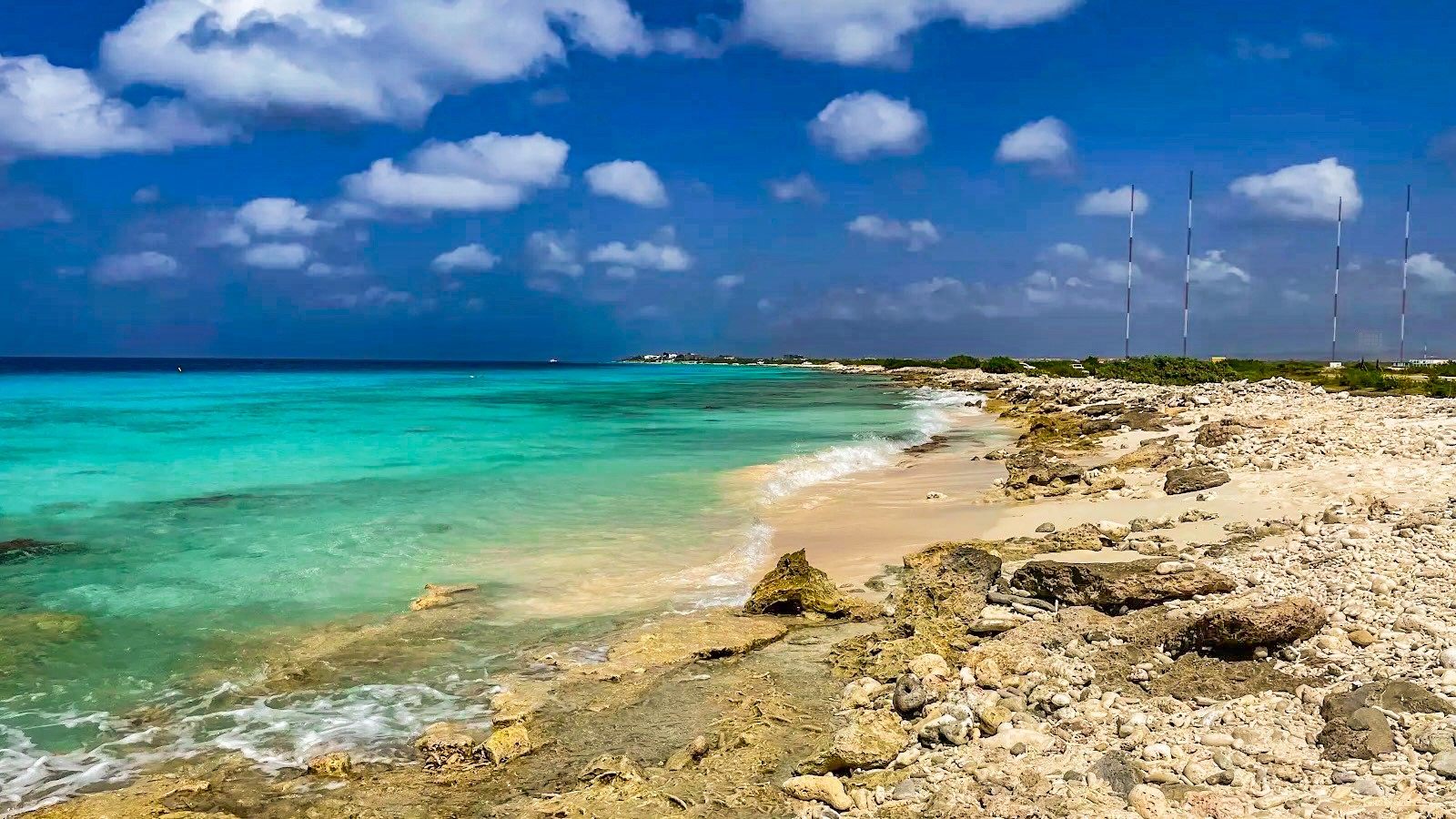 Invisibles Beach - Image 1