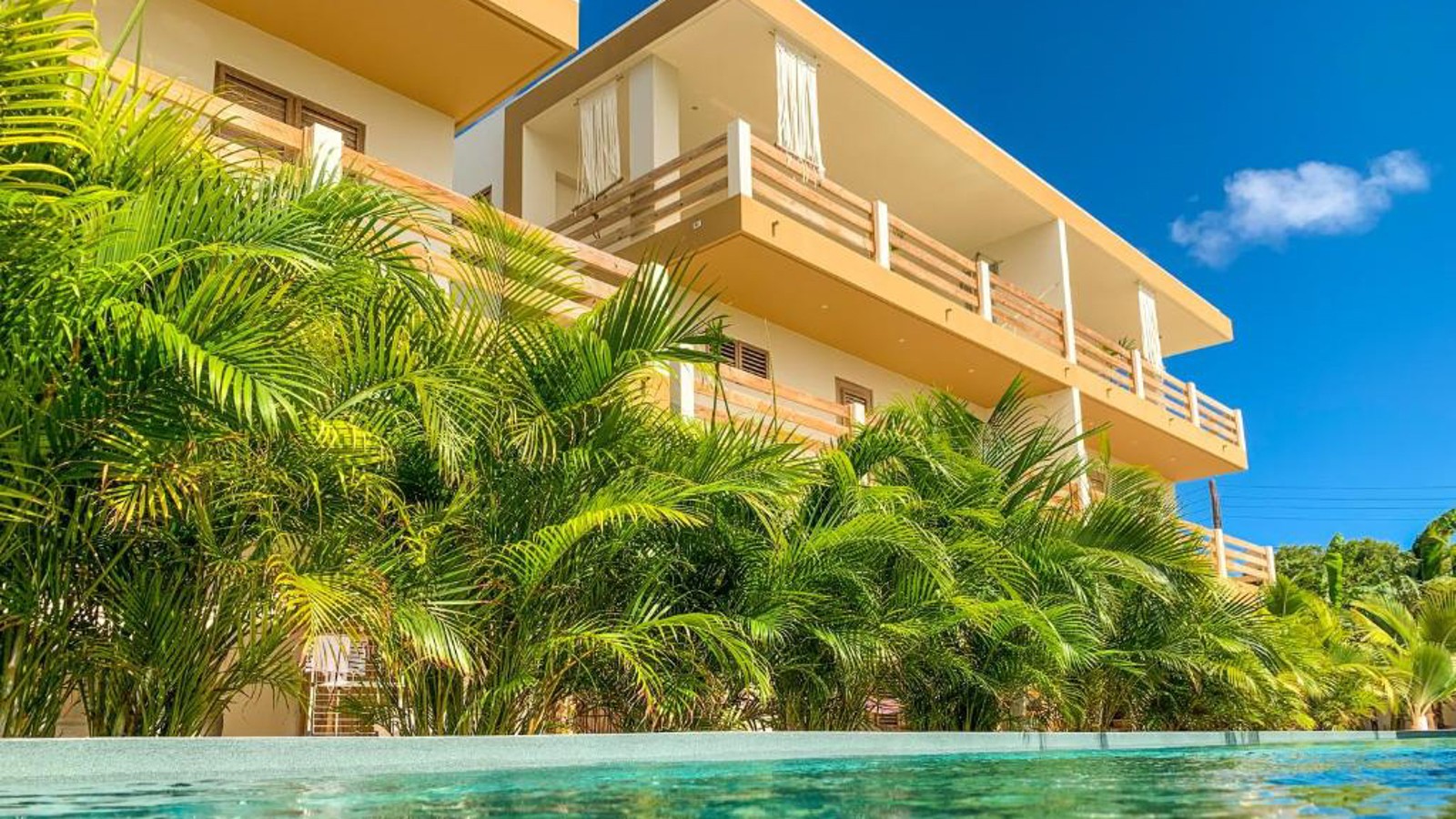 Isla Penthouse & Garden Apartments - Image 1