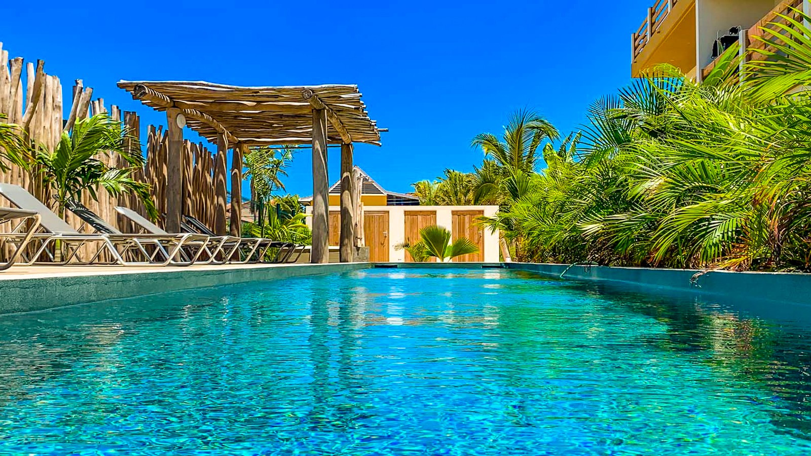 Isla Penthouse & Garden Apartments - Image 2