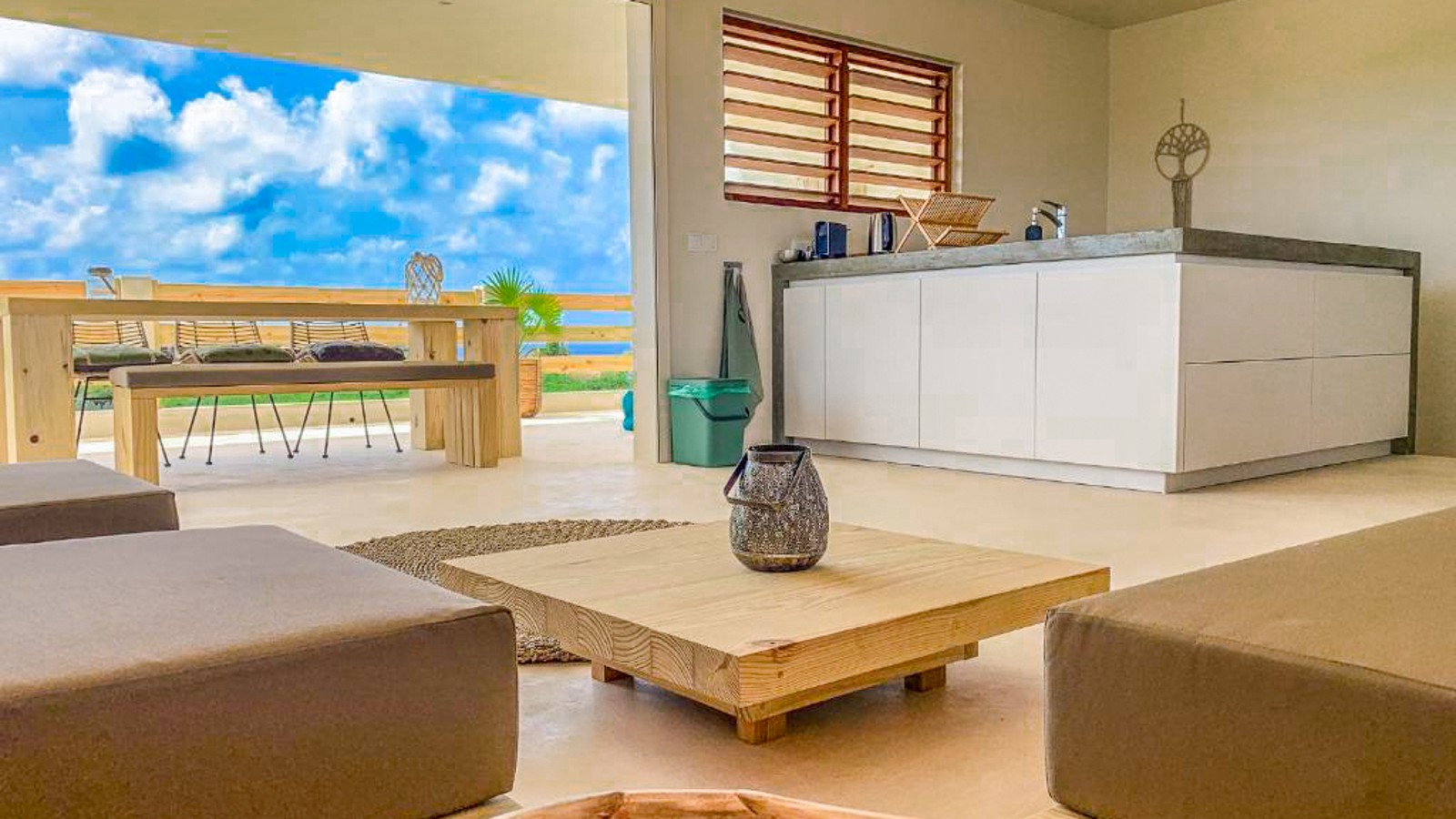 Isla Penthouse & Garden Apartments - Image 3