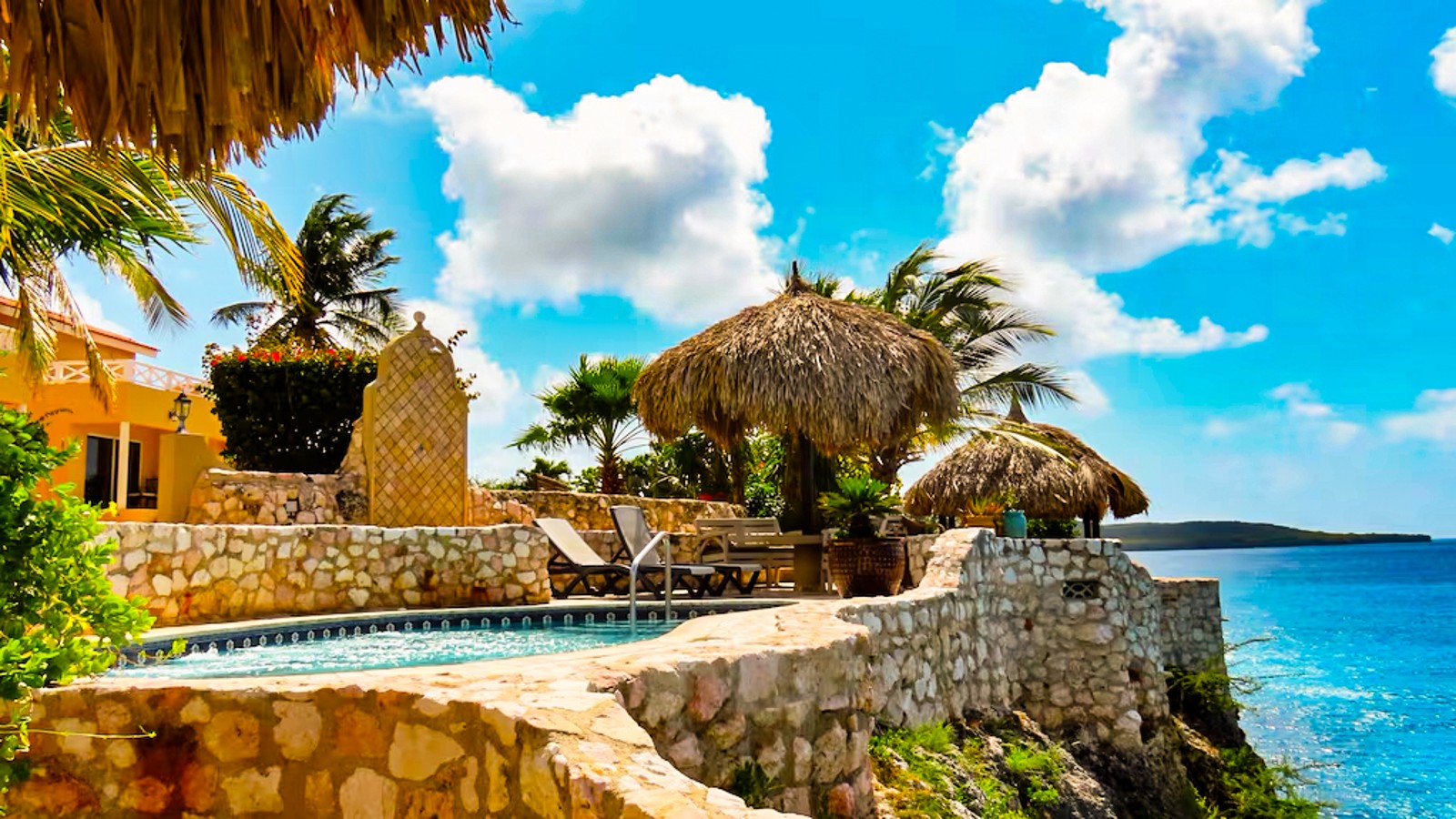 Lagun Blou Resort - Image 1