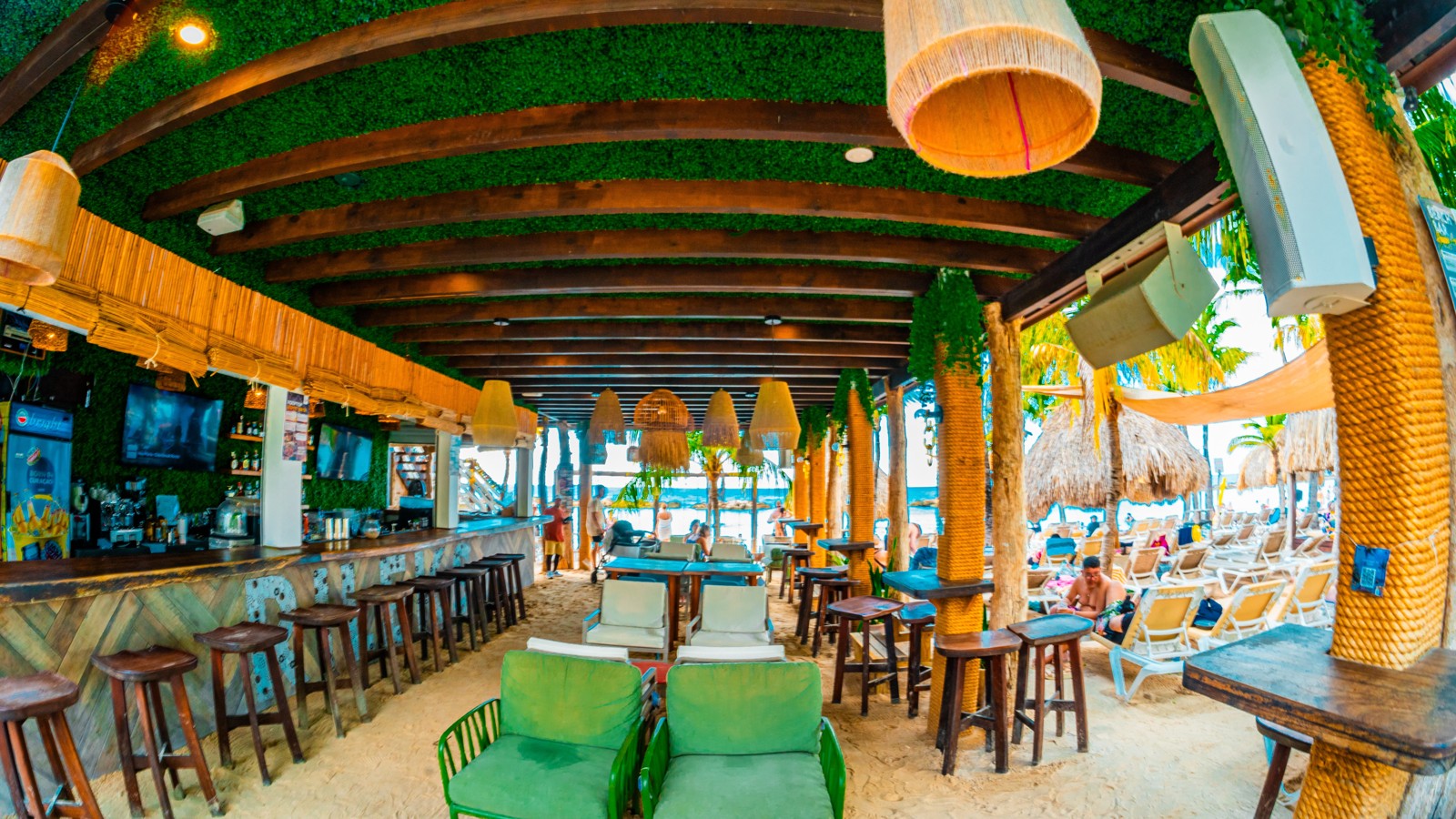Rileks Beach Bar - Image 2