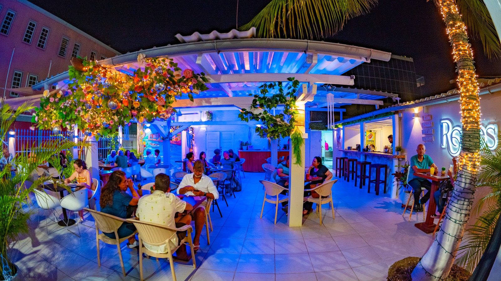 Roses Café Bar Restaurant - Image 1