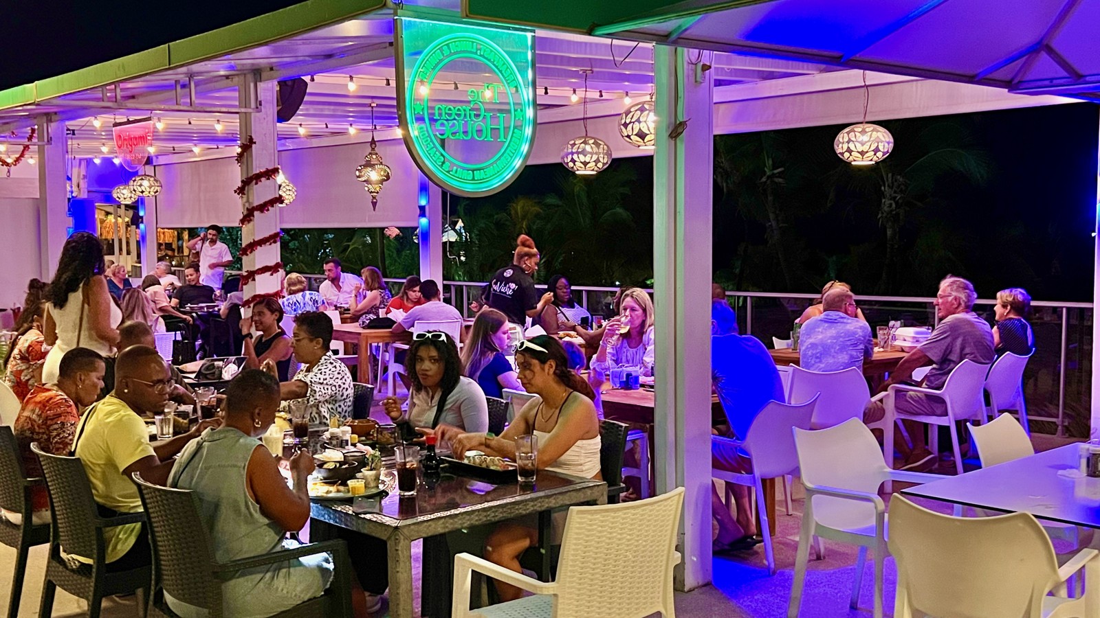 The Green House Bar & Restaurant - Santa Maria - Image 1