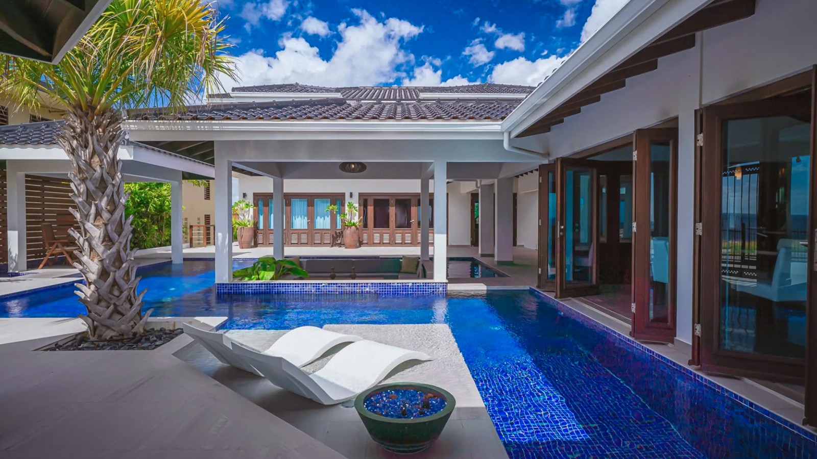 Vista Royal T17, Jan Thiel - Image 1