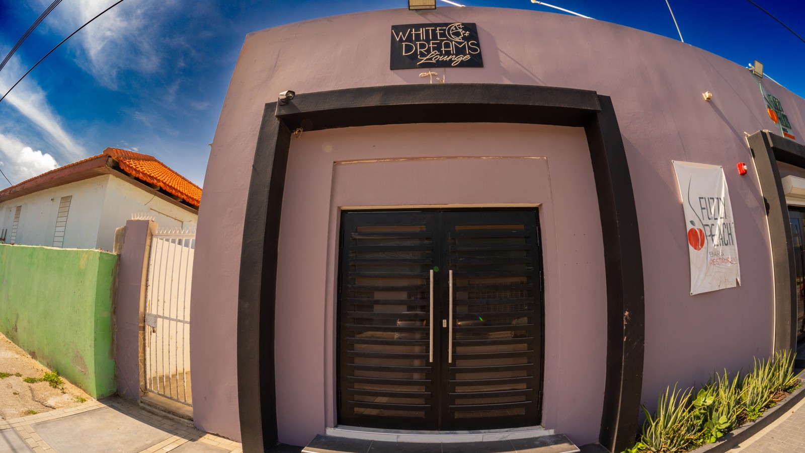 White Dreams Lounge - Image 1