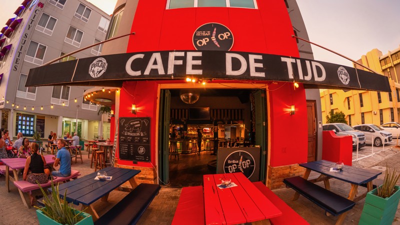 Café De Tijd Op=Op
