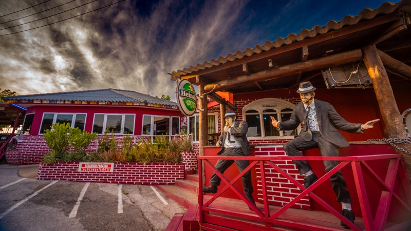 Captain's Sports Bar & Grill